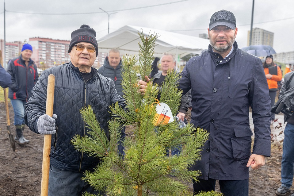 Фото - Сотрудники ЕВРАЗа совместно с Роспотребнадзором высадили деревья в Нижнем Тагиле